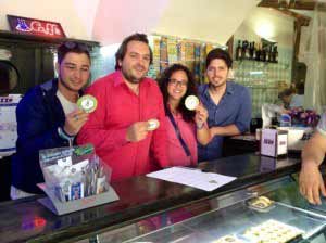 I Giovani del Forum col titolare del Bar Tabaccheria di Corso Italia